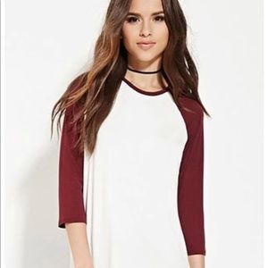 Marron and white baseball tee
